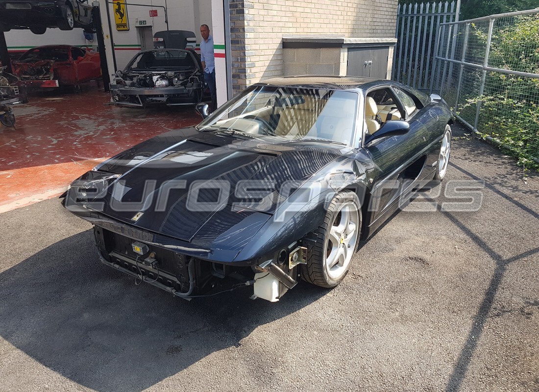 ferrari 355 (5.2 motronic) en préparation pour démantèlement à eurospares