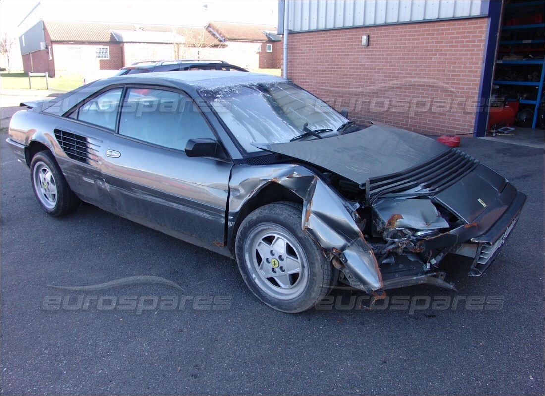 ferrari mondial 3.2 qv (1987) en préparation pour démantèlement à eurospares