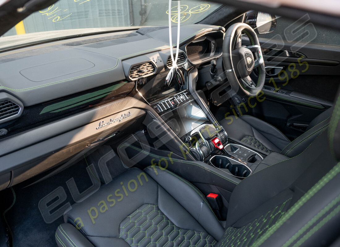 lamborghini urus (2022) avec 11402, en préparation pour le démantèlement #10