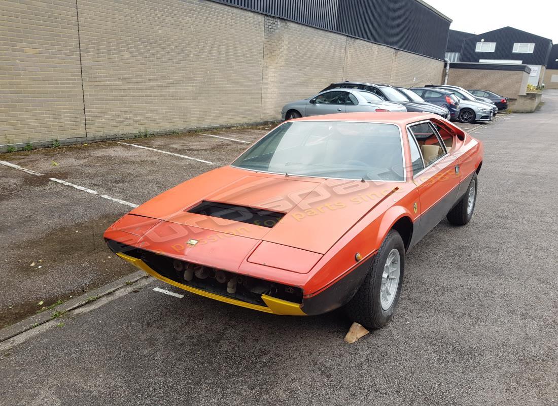 ferrari 308 gt4 dino (1976) en préparation pour démantèlement à eurospares