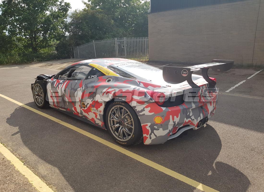 ferrari 458 challenge avec inconnu, en préparation pour le démontage #3