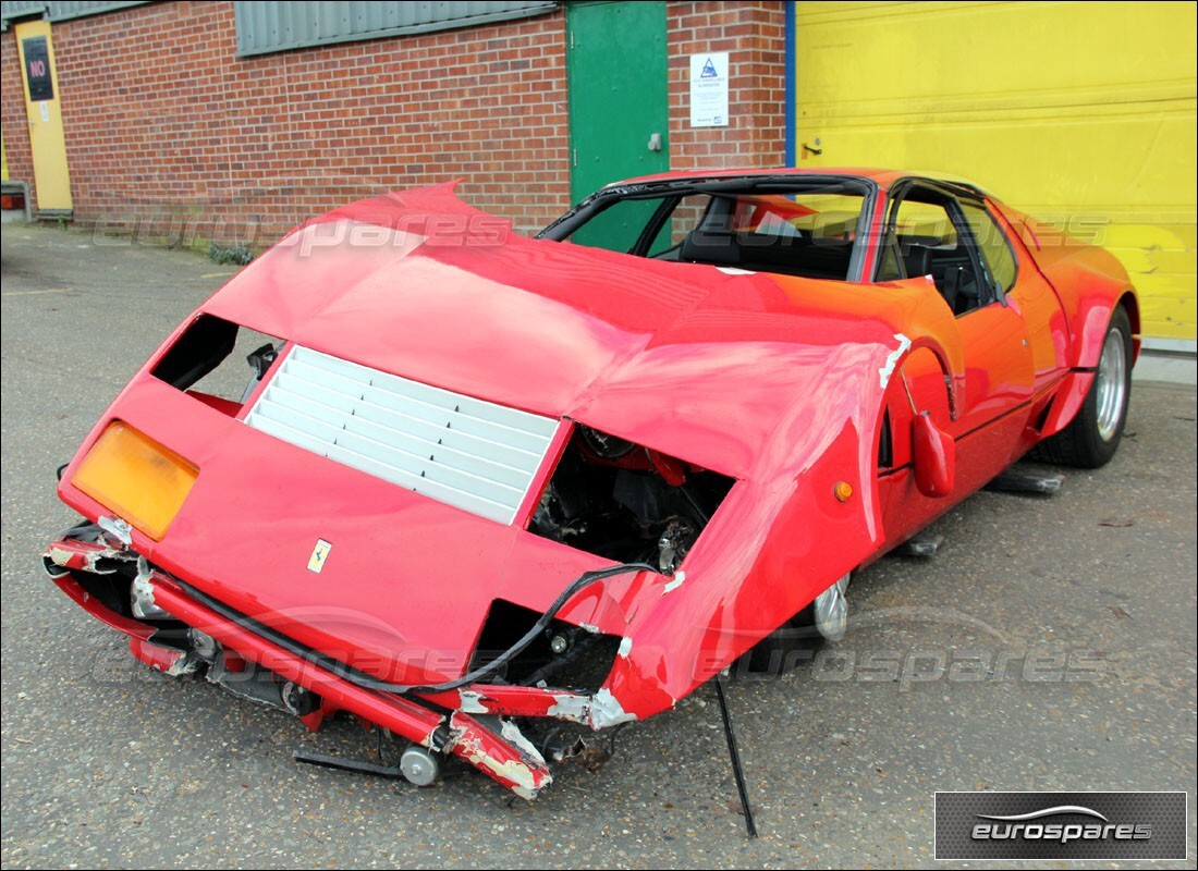 ferrari 512 bb en préparation pour démantèlement à eurospares