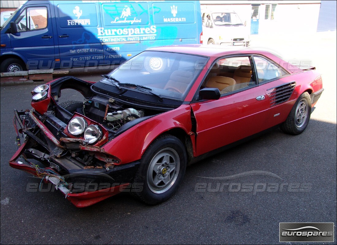 ferrari mondial 8 (1981) en préparation pour démantèlement à eurospares