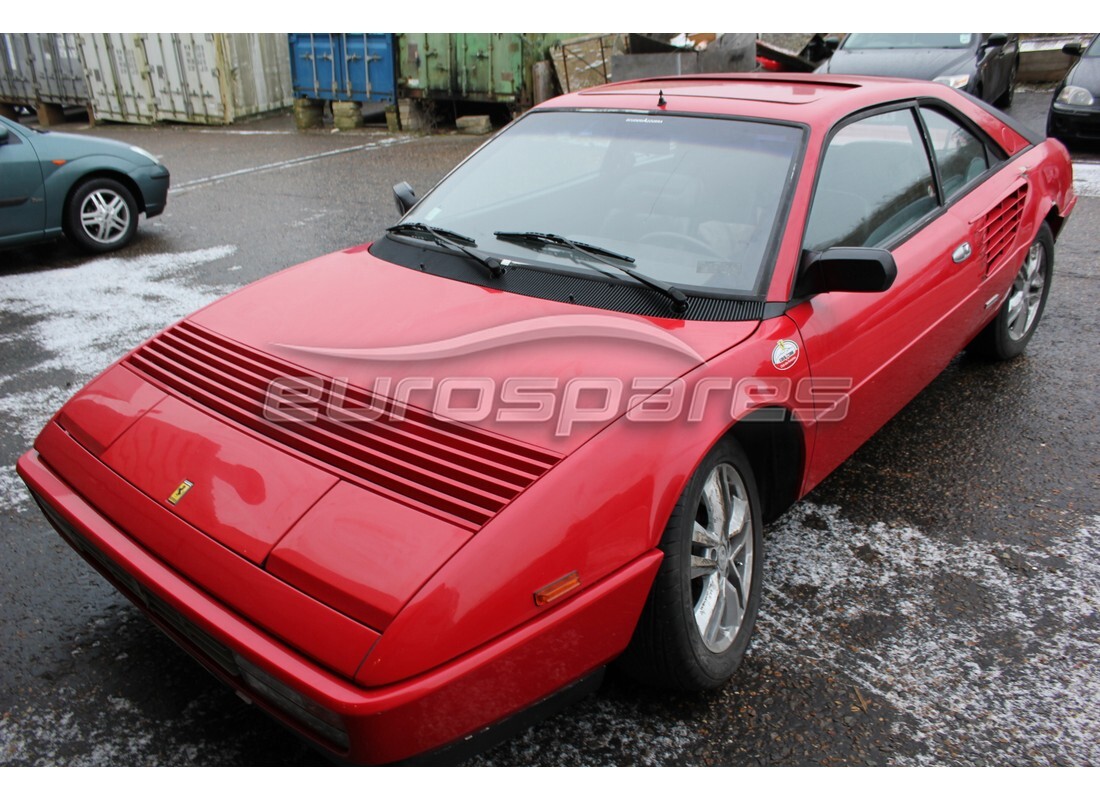 ferrari mondial 3.2 qv (1987) en préparation pour démantèlement à eurospares