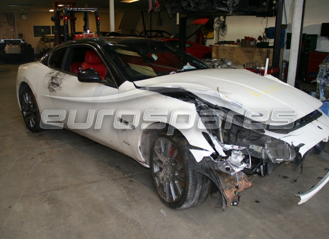 maserati granturismo (2008) en préparation pour démantèlement à eurospares