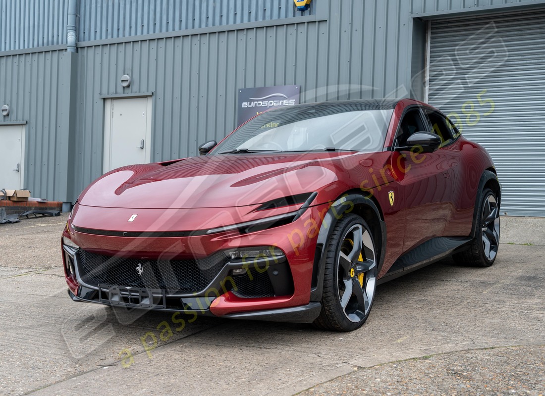 ferrari purosangue en préparation pour démantèlement à eurospares