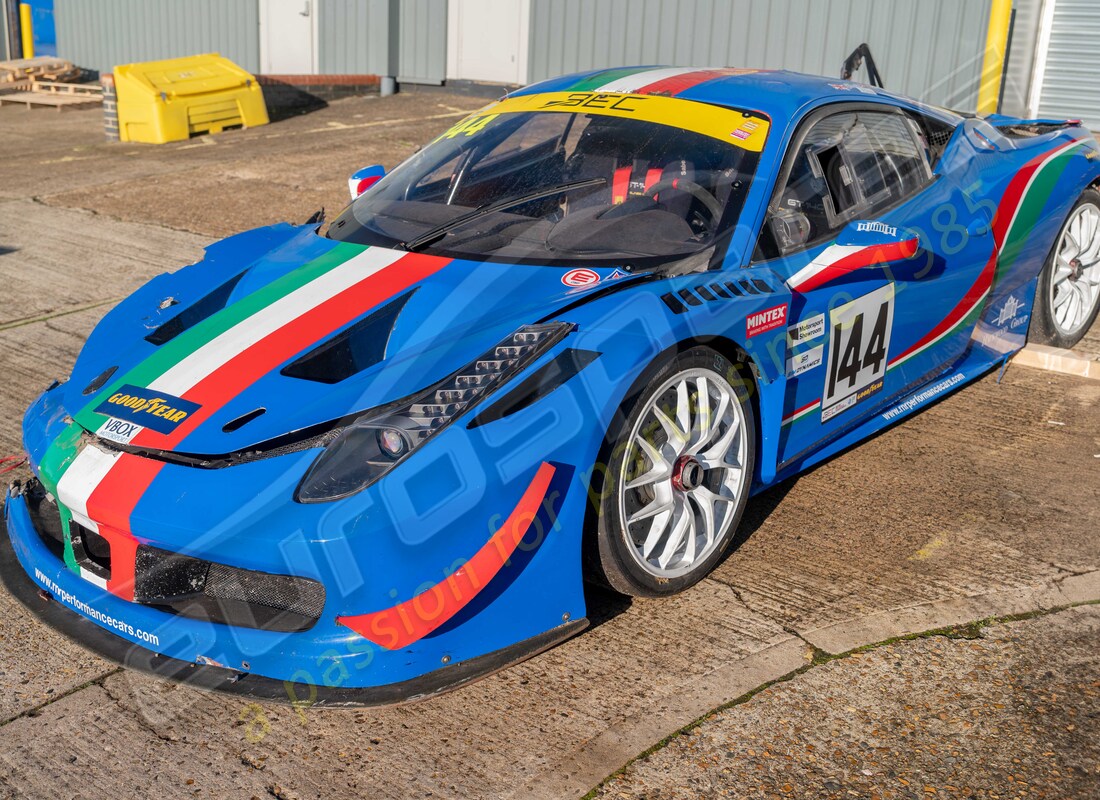 ferrari 458 challenge en préparation pour démantèlement à eurospares