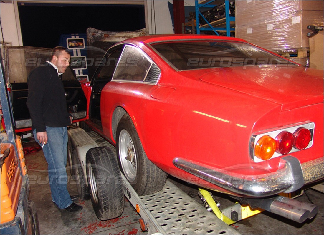 ferrari 365 gt 2+2 (mechanical) avec inconnu, en préparation pour le démontage #10