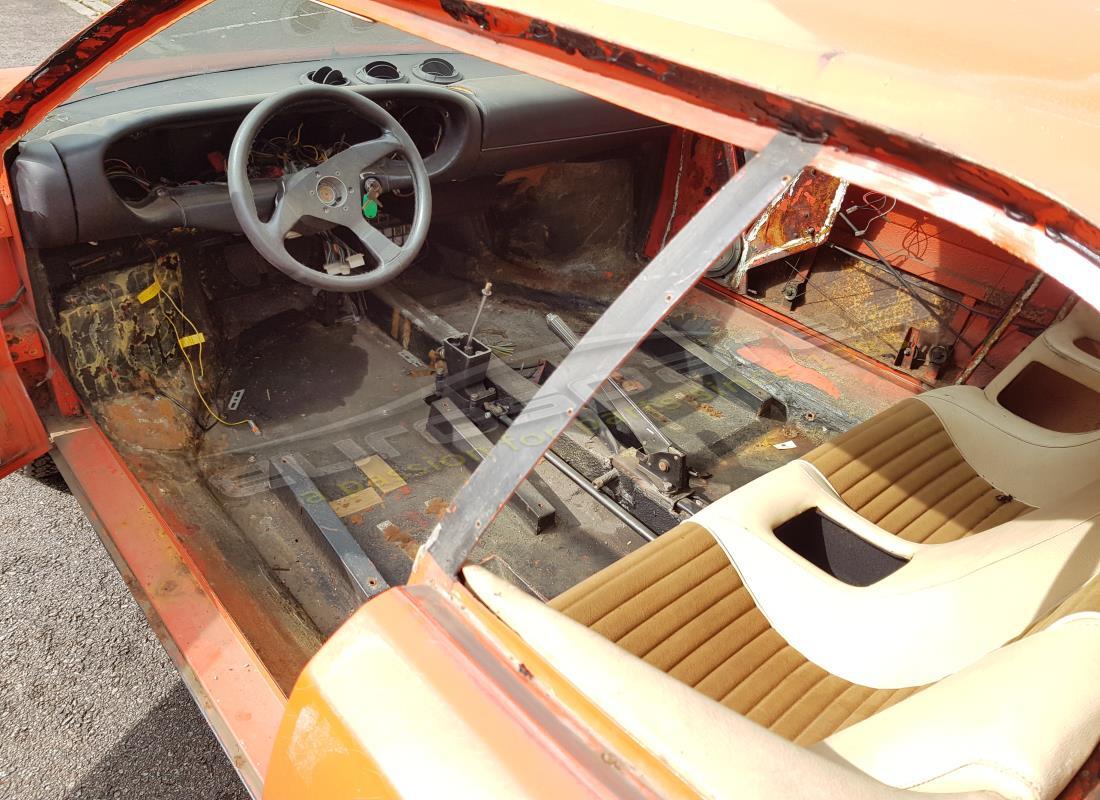 ferrari 308 gt4 dino (1976) avec inconnu, en préparation pour le démontage #9