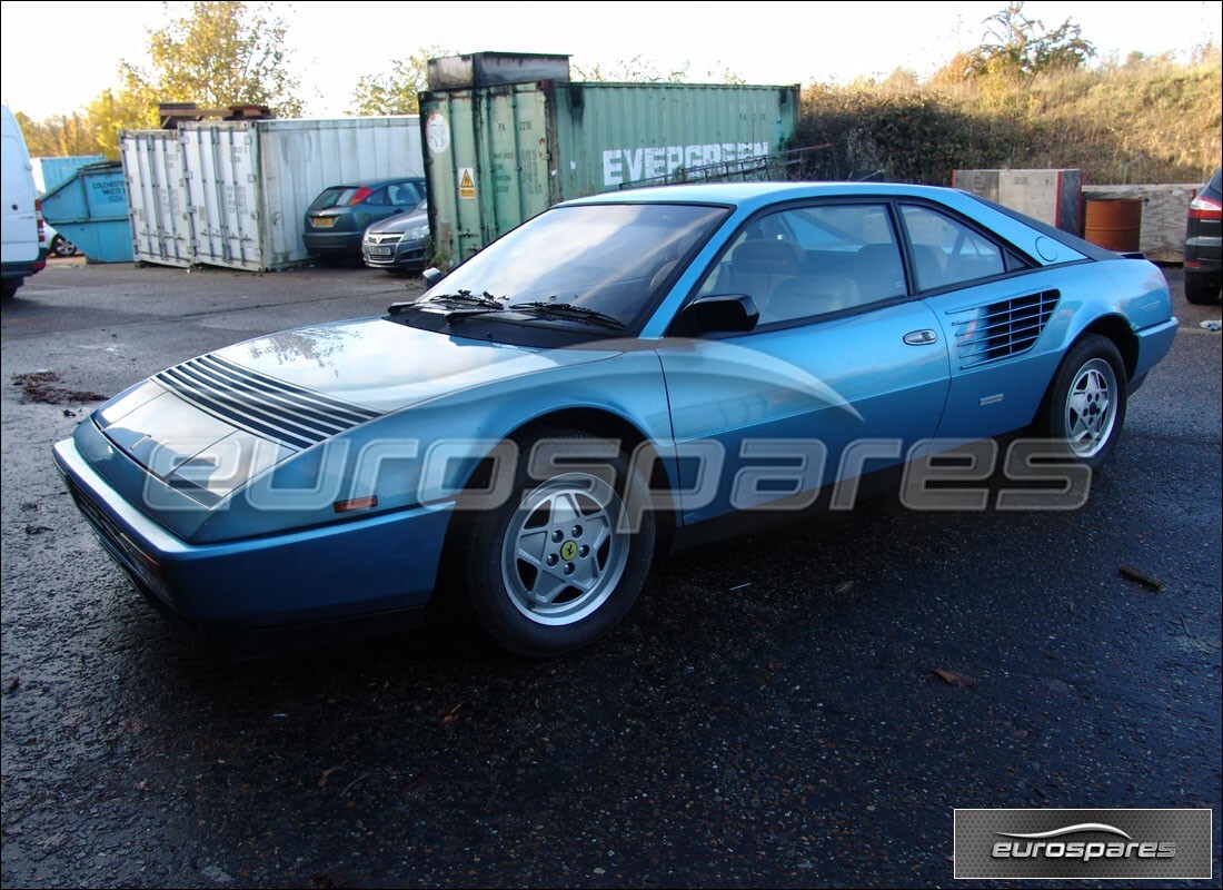 ferrari mondial 3.2 qv (1987) en préparation pour démantèlement à eurospares