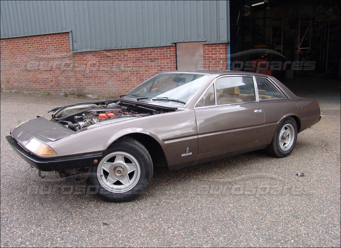 ferrari 365 gt4 2+2 (1973) en préparation pour démantèlement à eurospares