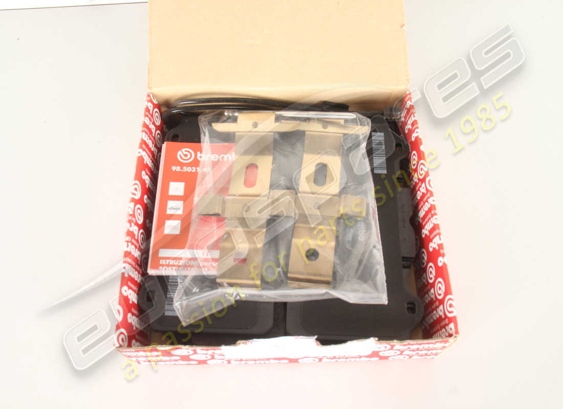 nouveau jeu de plaquettes avant ferrari avec ressort. numéro de pièce 70001573 (1)