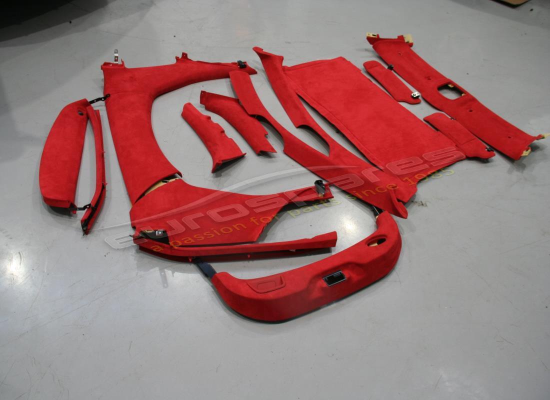 Ferrari KIT DE GARNITURE INTÉRIEURE UTILISÉ EN ROUGE. NUMÉRO DE PIÈCE 855035000 (1)