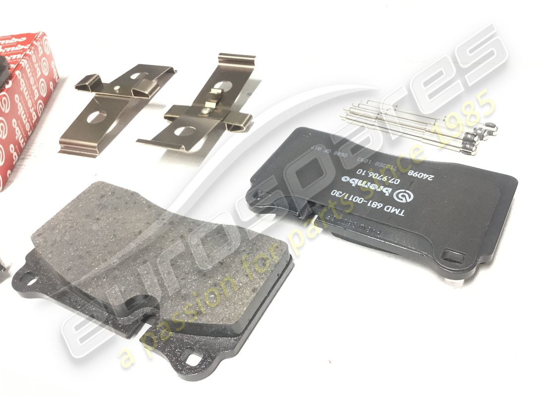 nouveau kit de plaquettes arrière carbone-céramique ferrari. référence 70001120 (2)