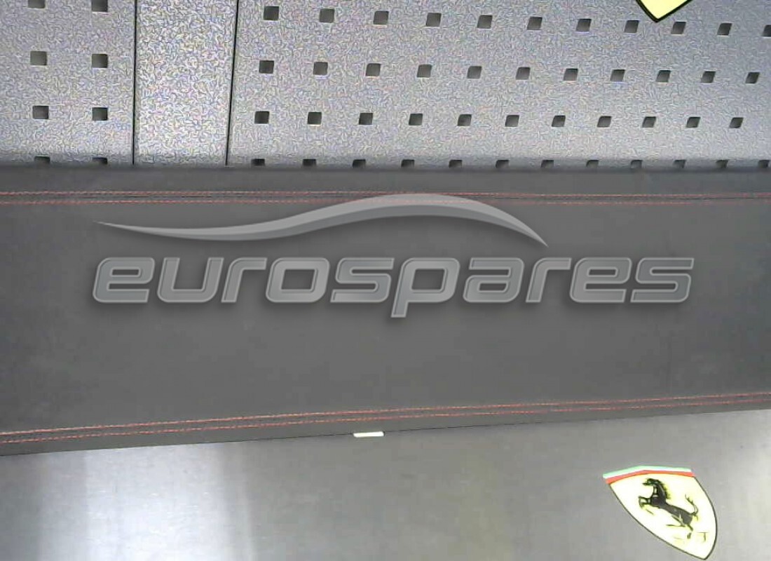 UTILISÉ Ferrari TRAVERSE SUPÉRIEURE DE L'ÉCRAN ARRIÈRE. NUMÉRO DE PIÈCE 81420100 (1)