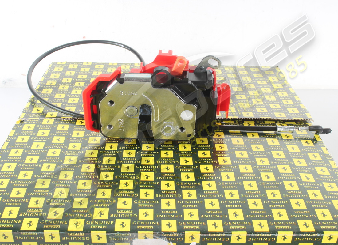 nouvelle serrure de porte droite ferrari. numéro de pièce 83987800 (1)