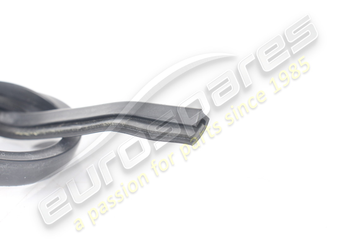 joint avant d'occasion ferrari pour bouclier latéral. référence 83598900 (3)