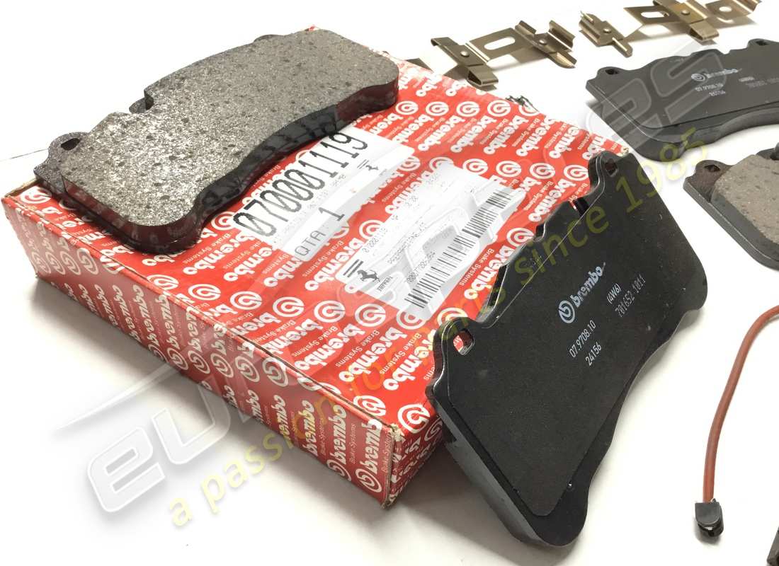 nouveau kit de plaquettes avant carbone-céramique ferrari. référence 70001119 (2)
