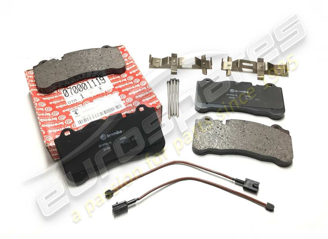 nouveau kit de plaquettes avant carbone-céramique ferrari. référence 70001119 (1)