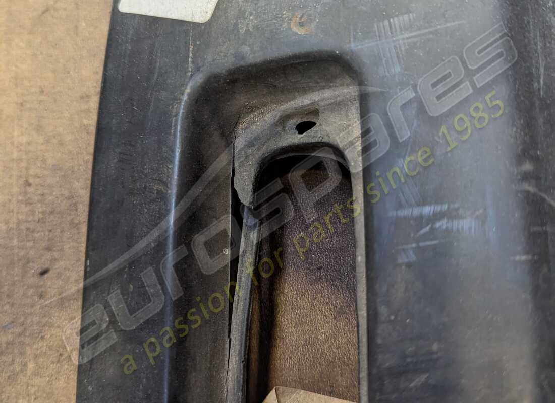 utilisé ferrari insert en caoutchouc de pare-chocs arrière (type épais fin). numéro de pièce 40313207 (2)