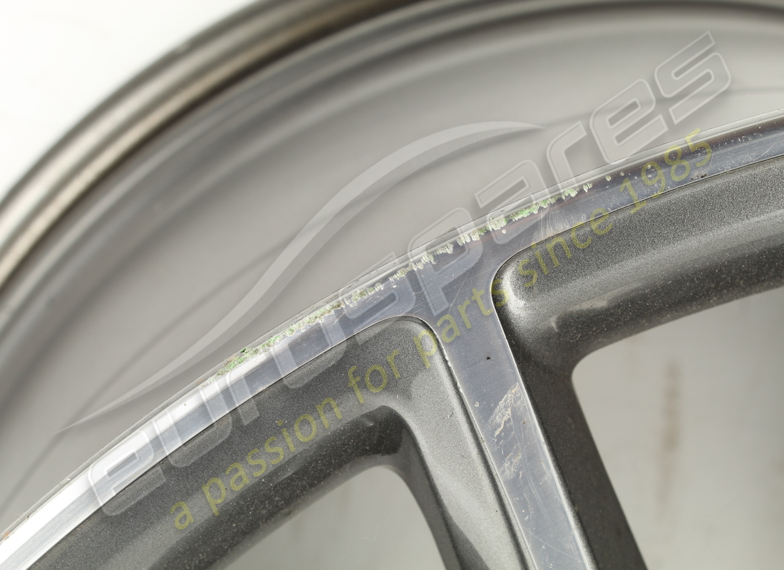 UTILISÉ FERRARI JANTE DE ROUE ARRIÈRE 20. NUMÉRO DE PIÈCE 242157 (2) utilisé ferrari jante de roue arrière 20. numéro de pièce 242157 (2)