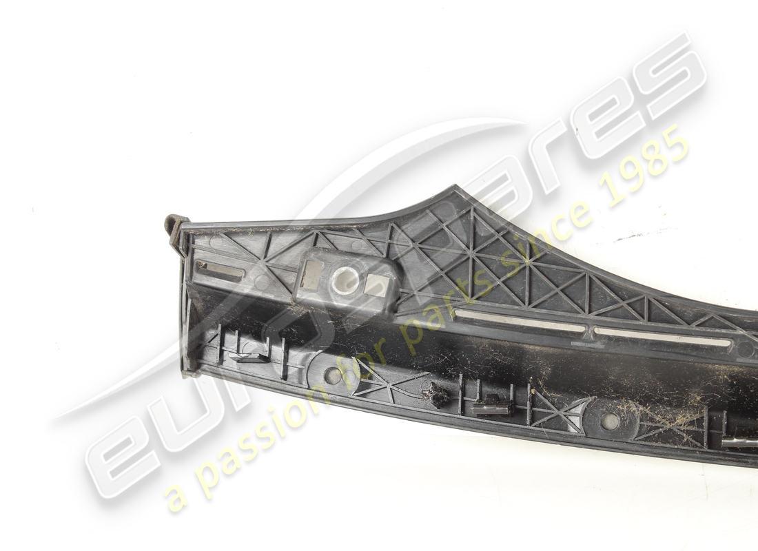 JOINT DE GARNITURE SUPÉRIEUR DE PARE-CHOCS ARRIÈRE D'OCCASION FERRARI. RÉFÉRENCE 84905900 (6) joint de garniture supérieur de pare-chocs arrière d'occasion ferrari. référence 84905900 (6)