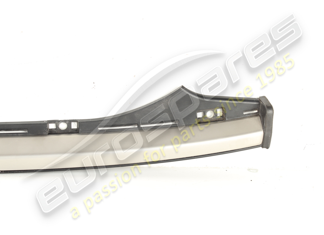 JOINT DE GARNITURE SUPÉRIEUR DE PARE-CHOCS ARRIÈRE D'OCCASION FERRARI. RÉFÉRENCE 84905900 (4) joint de garniture supérieur de pare-chocs arrière d'occasion ferrari. référence 84905900 (4)