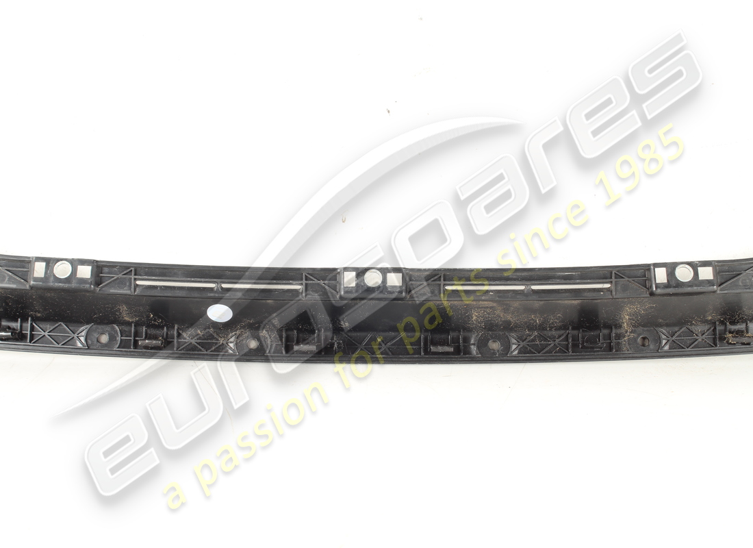 JOINT DE GARNITURE SUPÉRIEUR DE PARE-CHOCS ARRIÈRE D'OCCASION FERRARI. RÉFÉRENCE 84905900 (7) joint de garniture supérieur de pare-chocs arrière d'occasion ferrari. référence 84905900 (7)