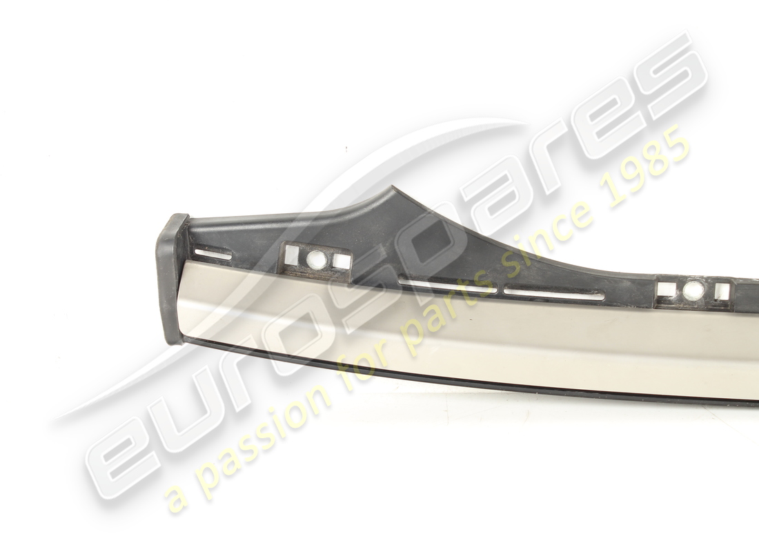 JOINT DE GARNITURE SUPÉRIEUR DE PARE-CHOCS ARRIÈRE D'OCCASION FERRARI. RÉFÉRENCE 84905900 (2) joint de garniture supérieur de pare-chocs arrière d'occasion ferrari. référence 84905900 (2)