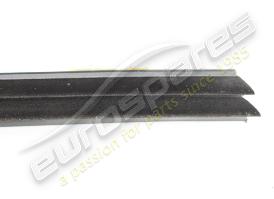grattoir à vitre extérieur avant droit d'occasion maserati. numéro de pièce 670308704 (3)