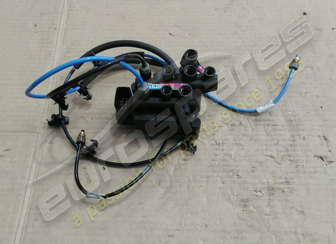 utilisé lamborghini boost de bloc de soupapes. numéro de pièce 4m0616013b (1)