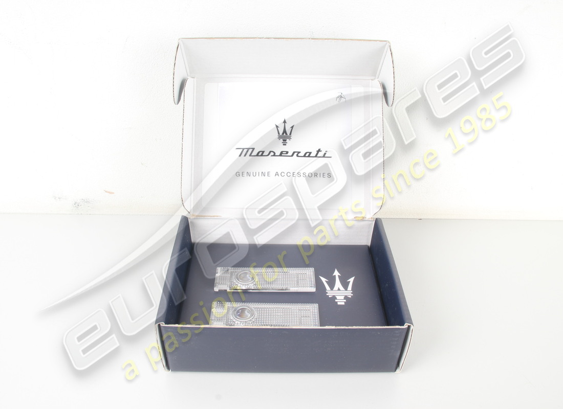 KIT DE LUMIÈRES DE COURTOISIE AVEC LOGO NEUF MASERATI. NUMÉRO DE PIÈCE 940001321 (4) kit de lumières de courtoisie avec logo neuf maserati. numéro de pièce 940001321 (4)