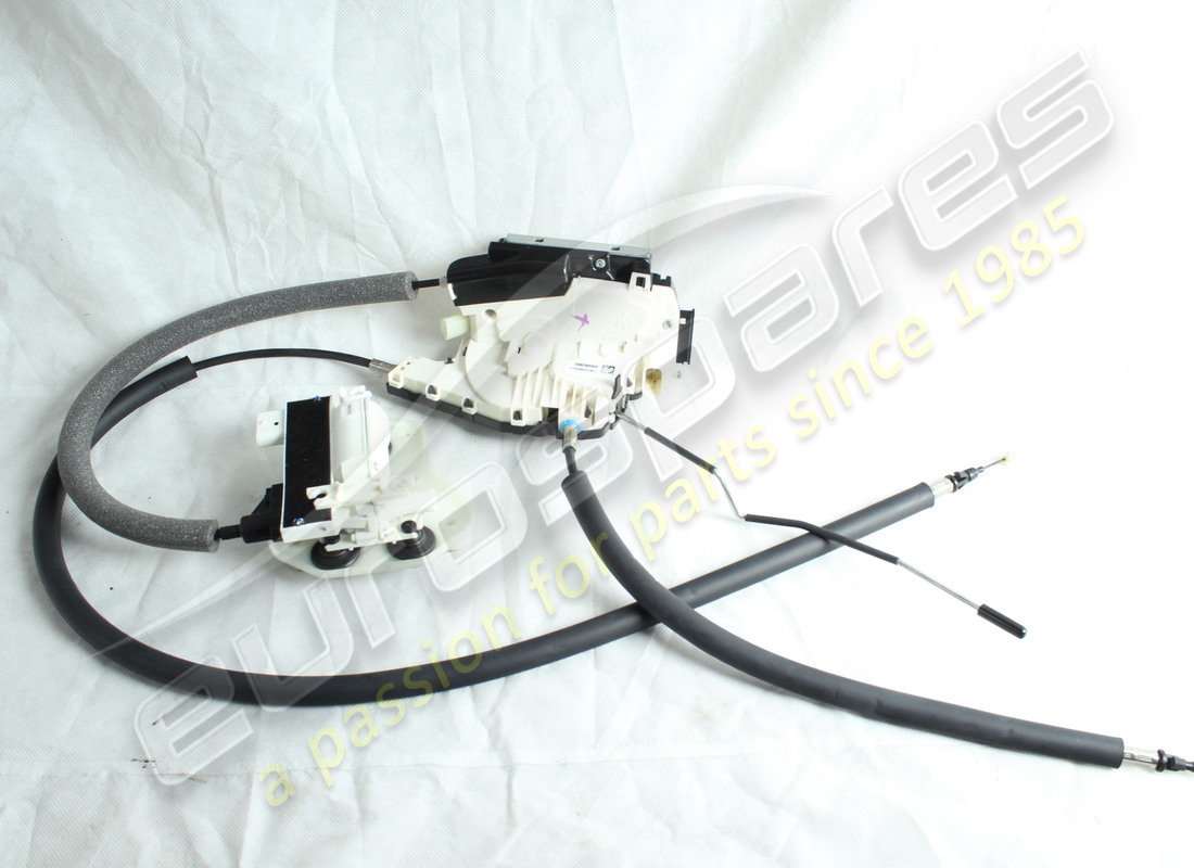 nouvelle serrure de porte avant droite maserati. numéro de pièce 670162426 (1)