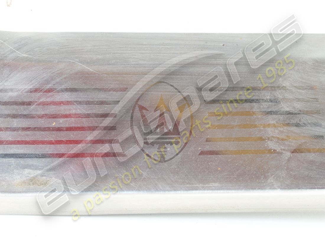 plaque de seuil arrière droit chromée d'occasion maserati. référence 378305322 (2)
