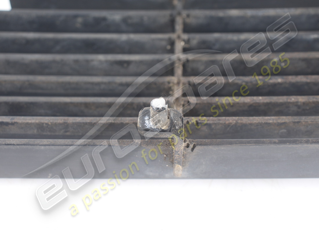 calandre de radiateur de compartiment moteur d'occasion maserati. référence 378300300 (6)