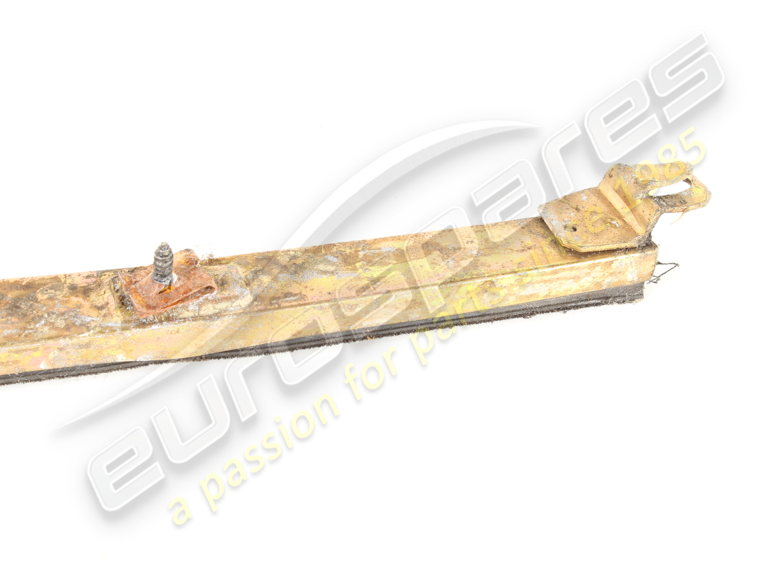 guide d'eau avant de porte d'occasion maserati. référence 377700111 (4)