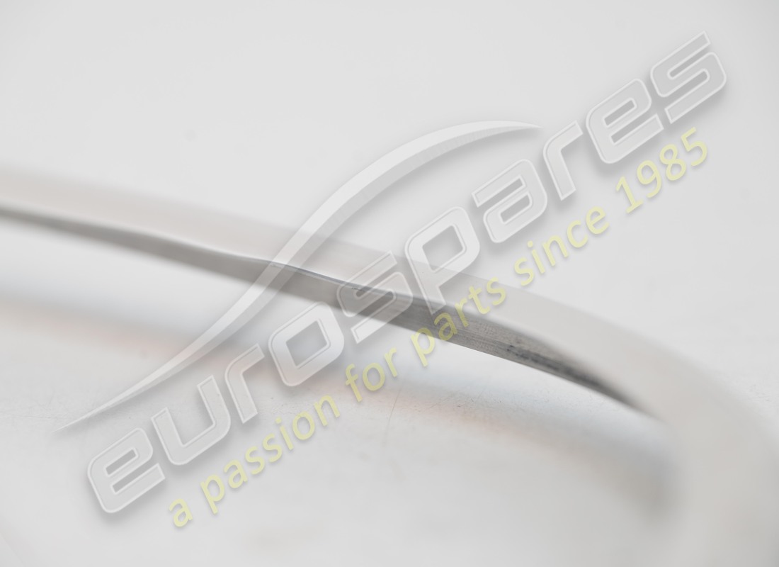 ENSEMBLE DE MOULURES DE PARE-BRISE ENDOMMAGÉ FERRARI 308GT4. NUMÉRO DE PIÈCE 40022204A (2) ensemble de moulures de pare-brise endommagé ferrari 308gt4. numéro de pièce 40022204a (2)