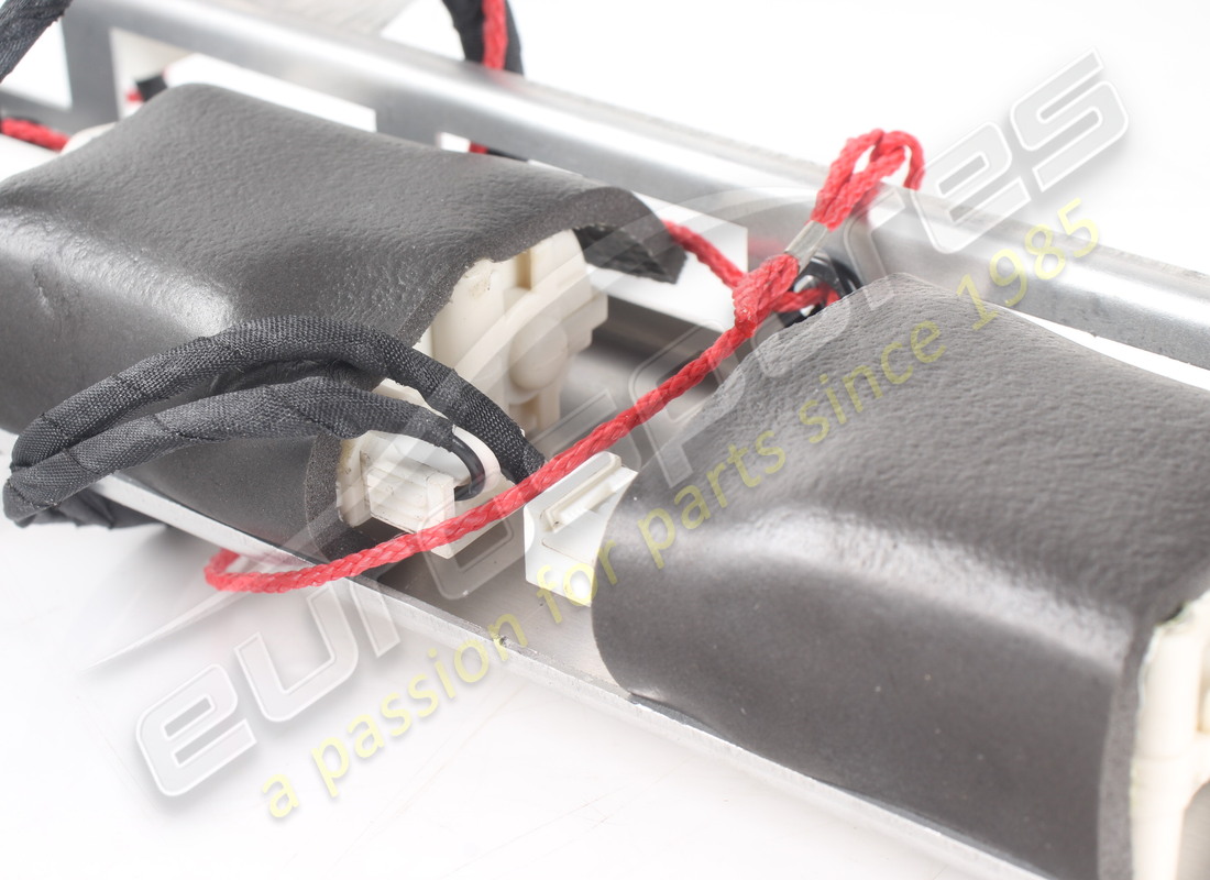 serrure de porte de boîte à gants d'occasion ferrari. référence 83340200 (3)