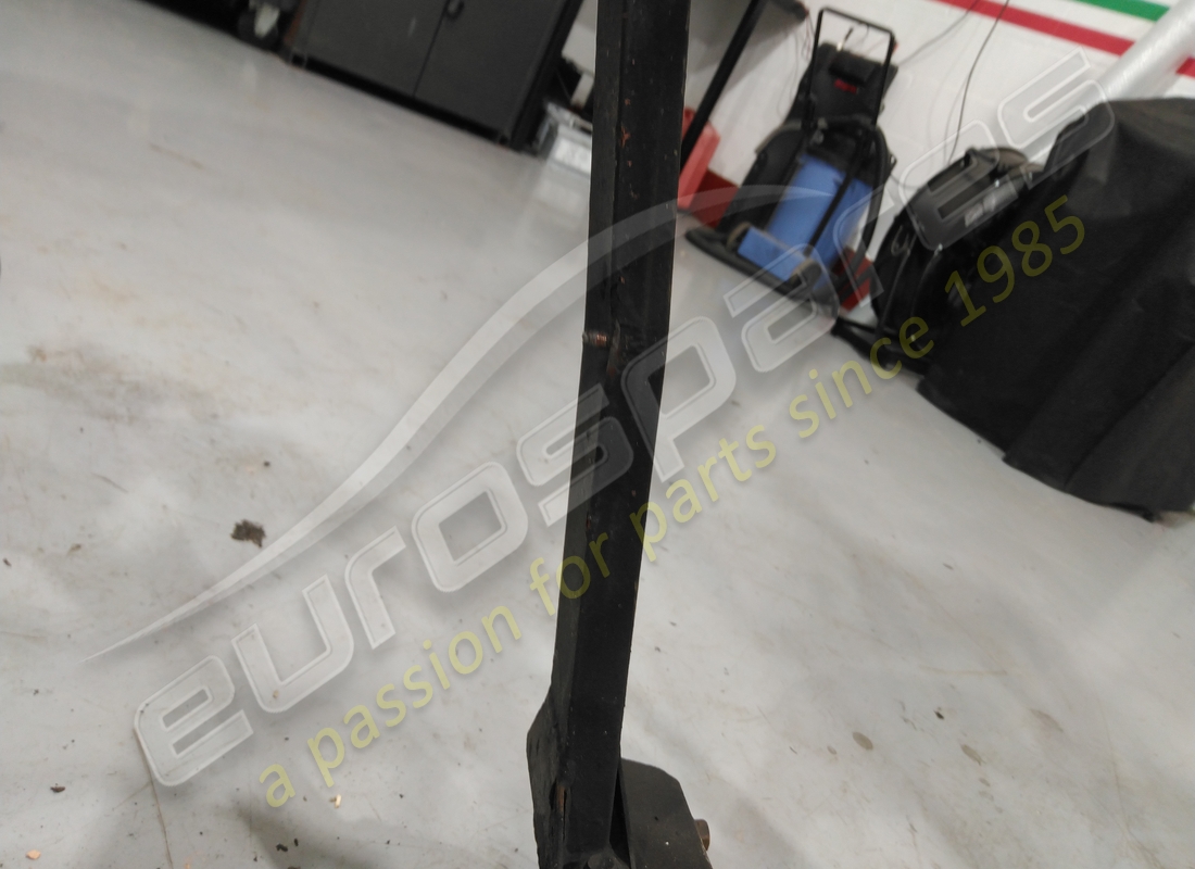 cadre de moteur ferrari endommagé. numéro de pièce 65098600 (3)