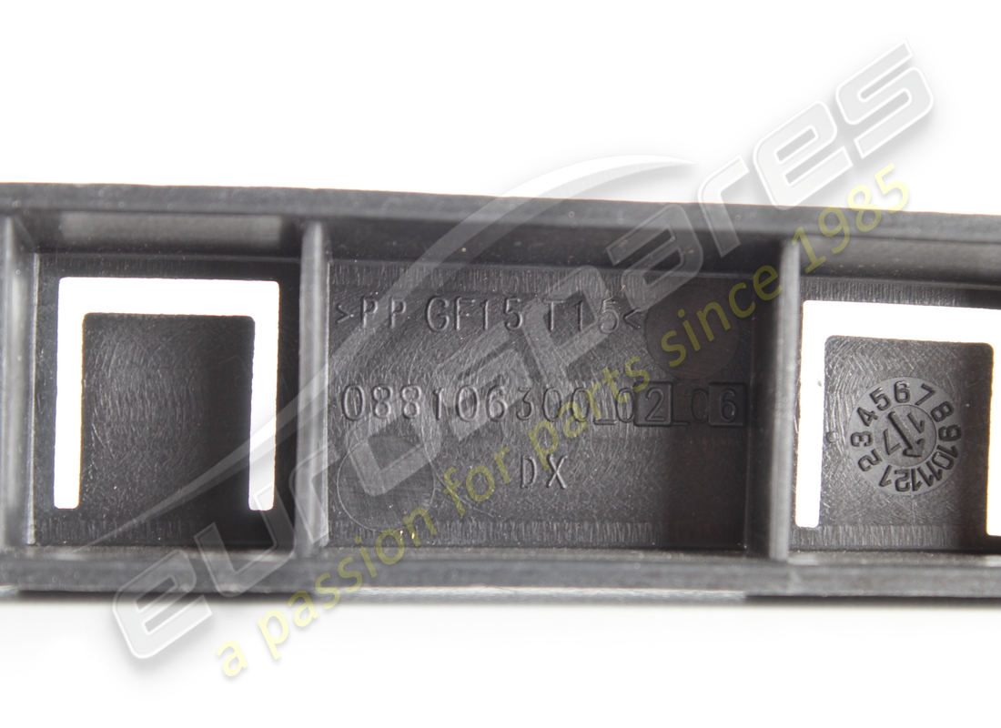 NOUVEAU SUPPORT DE PARE-CHOCS ARRIÈRE LATÉRAL DROIT FERRARI. RÉFÉRENCE 88106300 (5) nouveau support de pare-chocs arrière latéral droit ferrari. référence 88106300 (5)