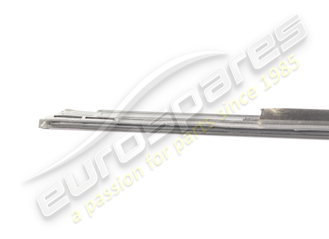 joint de grattoir de vitre avant droit d'occasion maserati. numéro de pièce 670178924 (2)