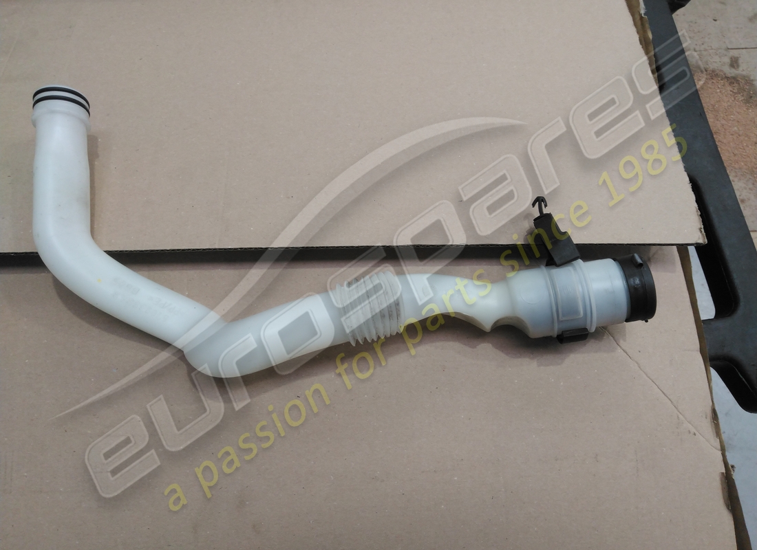 Tuyau de réservoir d'occasion Maserati. Numéro de pièce 670038848 (1)