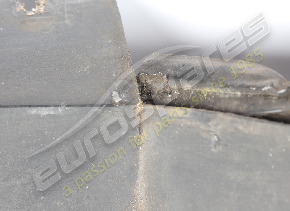 garde-gravier gauche d'occasion ferrari gtb. numéro de pièce 61849800 (4)