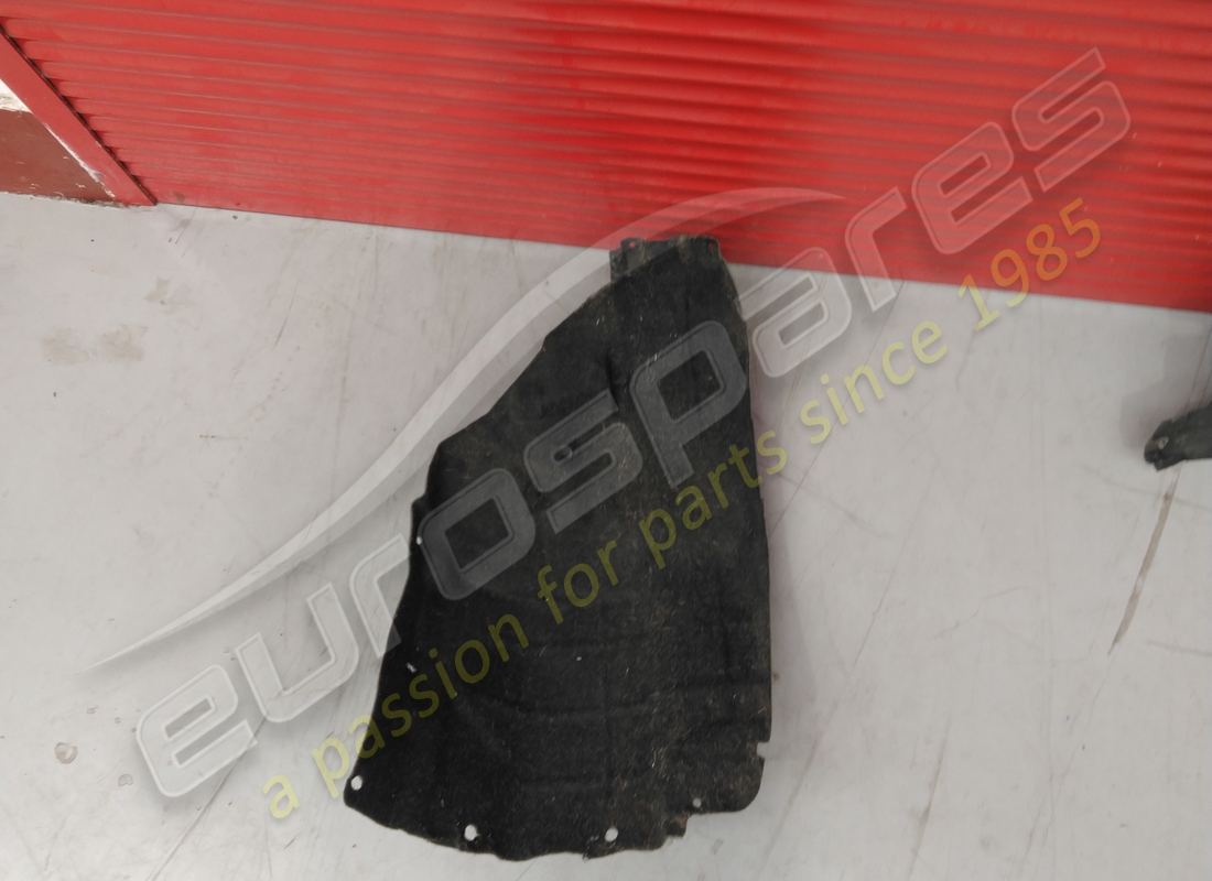 PROTECTION DE PASSAGE DE ROUE AVANT GAUCHE ENDOMMAGÉE Maserati. NUMÉRO DE PIÈCE 670102659 (1)