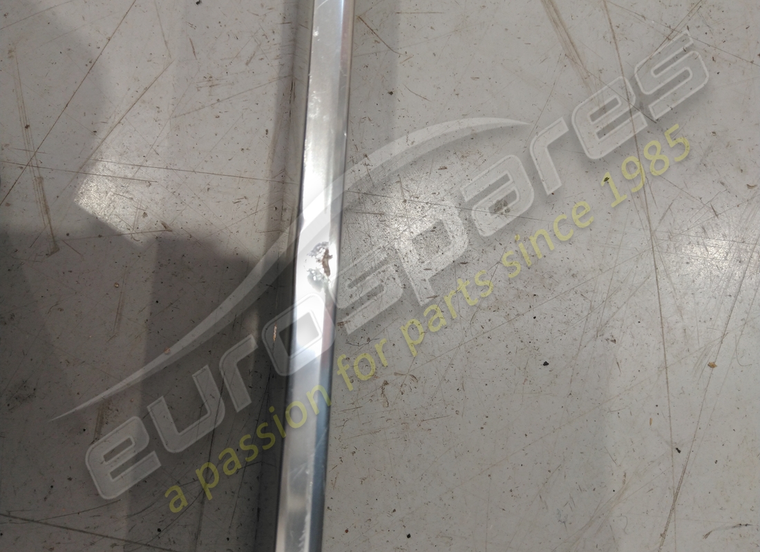 MOULURE DE GOUTTIÈRE DROITE Ferrari UTILISÉE. NUMÉRO DE PIÈCE 40114308 (1)