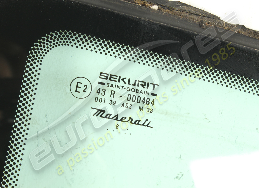 Vitre arrière gauche usagée Maserati. Numéro de pièce 387700401 (1)