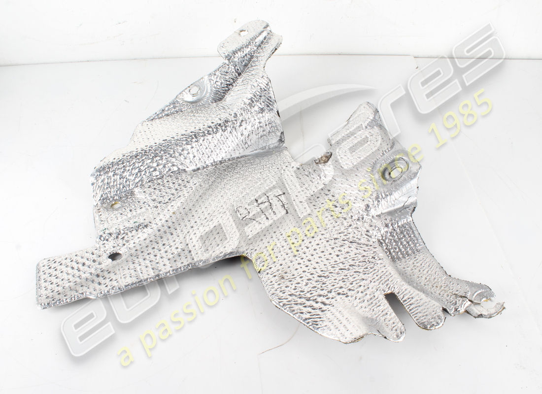 bouclier thermique du collecteur supérieur droit endommagé ferrari. numéro de pièce 785495 (1)