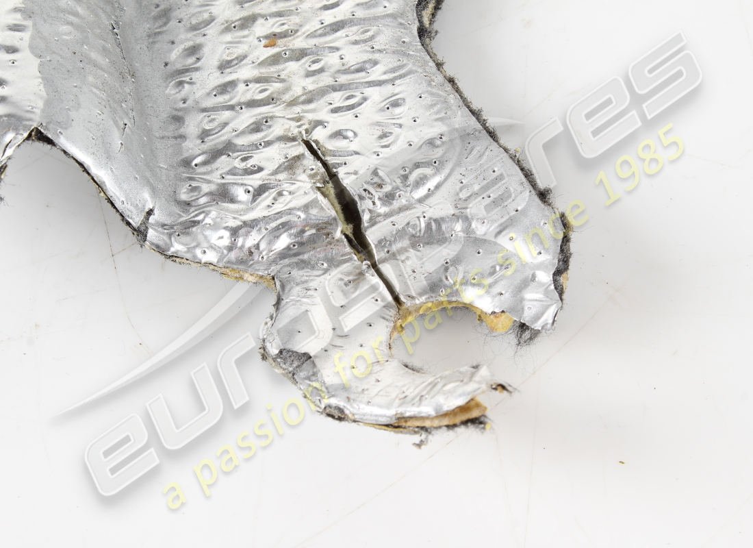 bouclier thermique du collecteur supérieur droit endommagé ferrari. numéro de pièce 785495 (2)