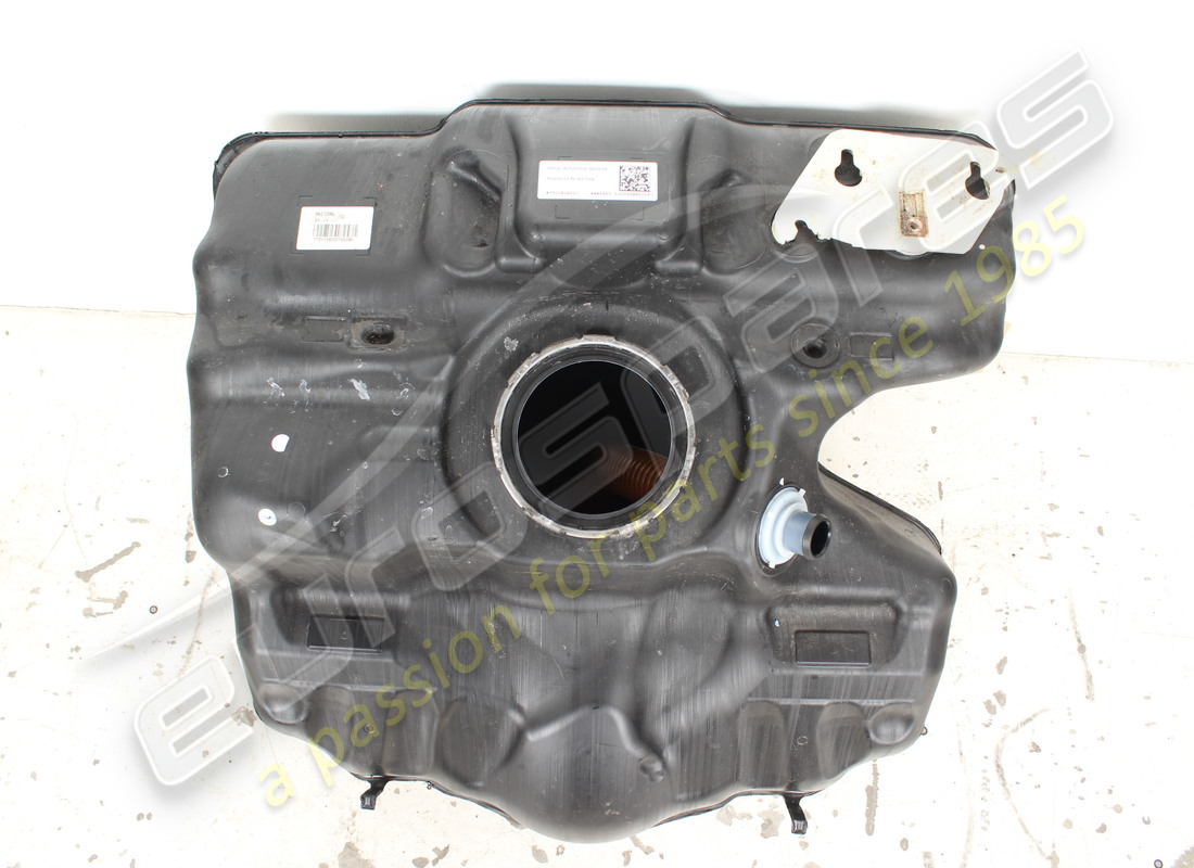 réservoir de carburant porsche endommagé. numéro de pièce 992201076g (2)