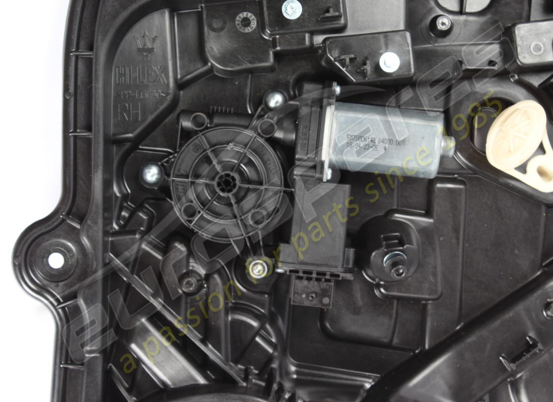 support de porte arrière droit d'occasion maserati. numéro de pièce 673014115 (2)
